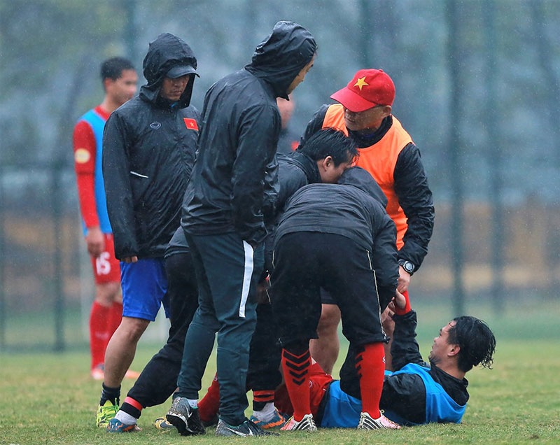 Công Phượng gập cổ chân, nằm đau đớn trên sân tập